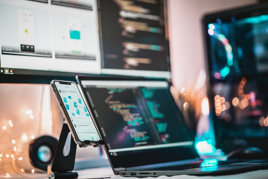 Tech postav s gadgetima i kodom