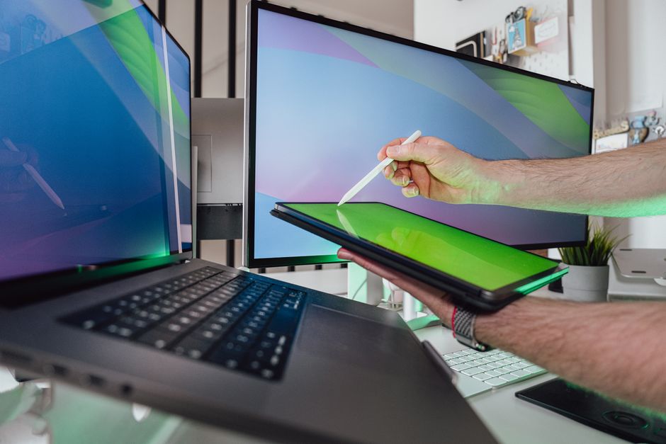 Osoba koristi stylus na tabletu u tehnološki opremljenom radnom prostoru