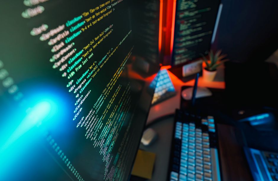Futuristički radni prostor s programerskim kodom na ekranu