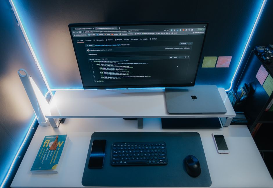 Minimalistički radni prostor s neonskim osvjetljenjem